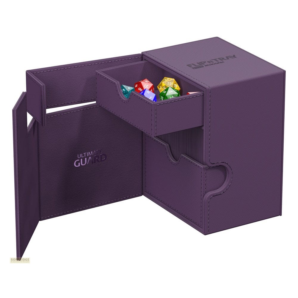 Une boîte violette ouverte Ultimate Guard Flip'n'Tray avec des dés colorés dans le tiroir.