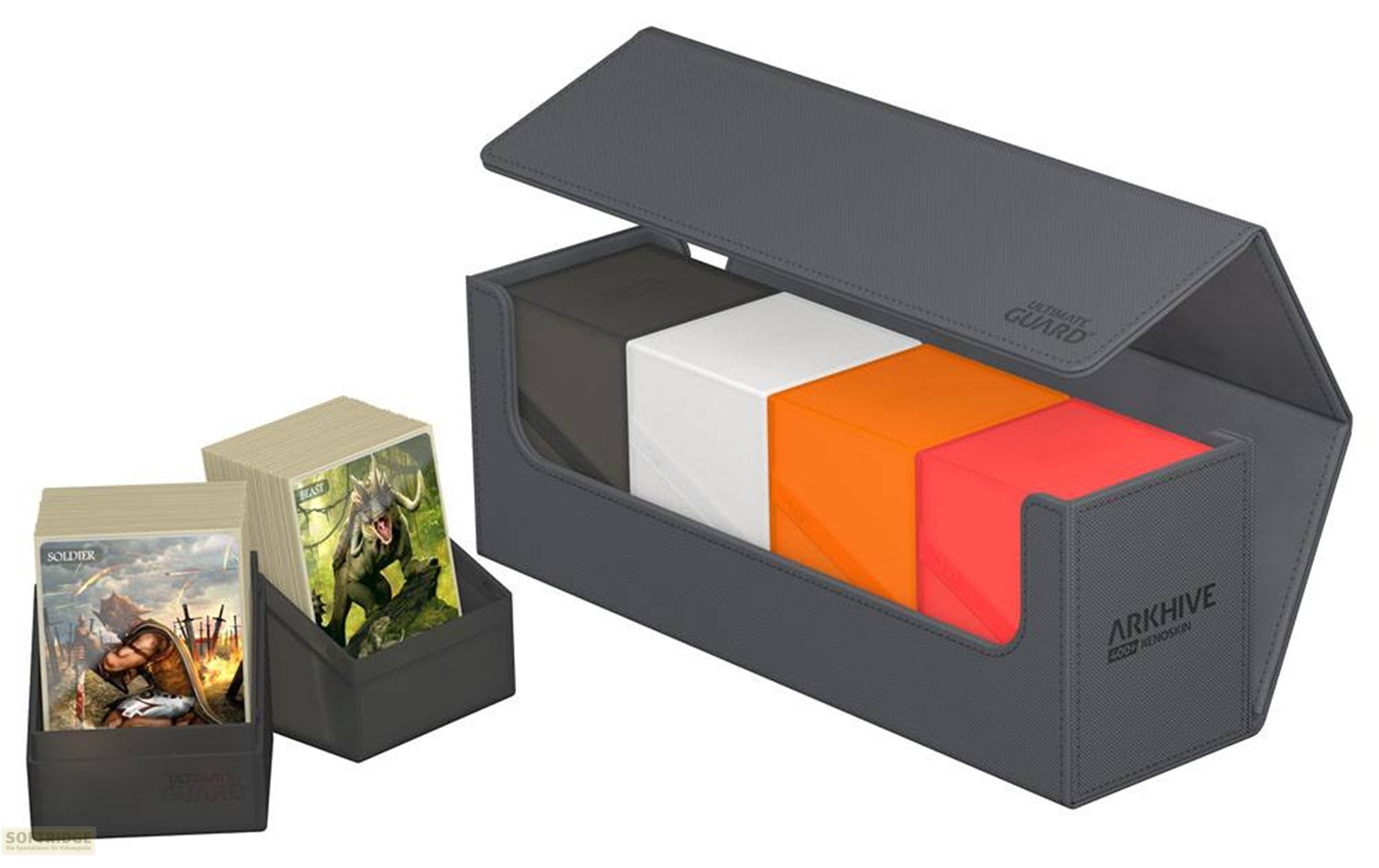 Une boîte de rangement grise ouverte, contenant quatre boîtes de deck colorées, avec deux autres boîtes à côté.