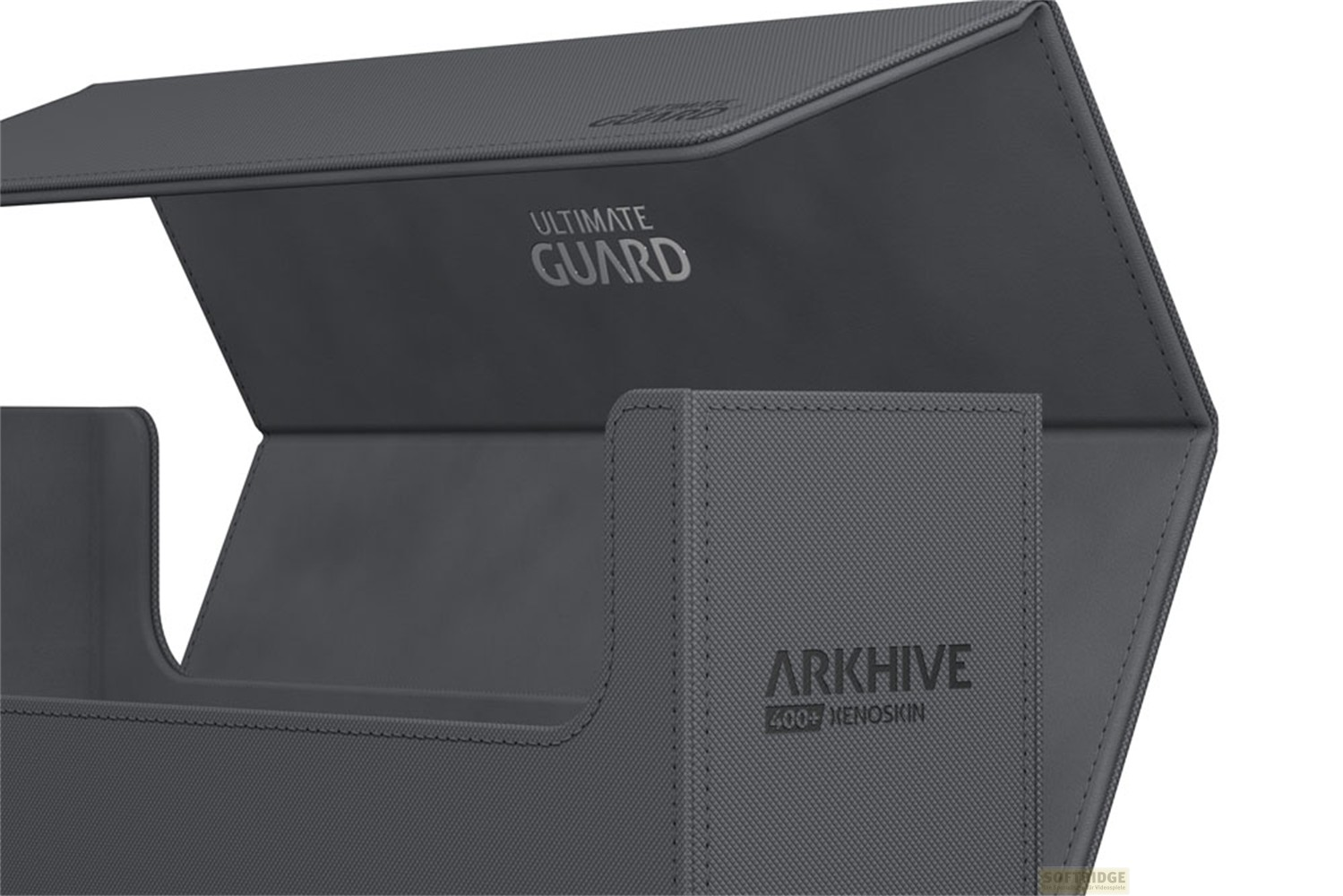 Boîte grise Ultimate Guard Arkhive 400+ Xenoskin avec couvercle ouvert sur fond blanc.