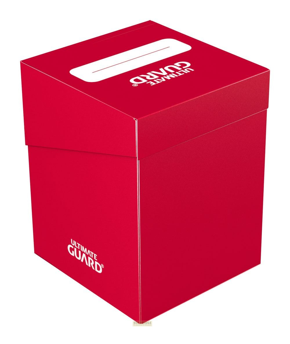 Une boîte de deck Ultimate Guard rouge avec un espace d'étiquette blanc sur le couvercle, sur fond blanc.