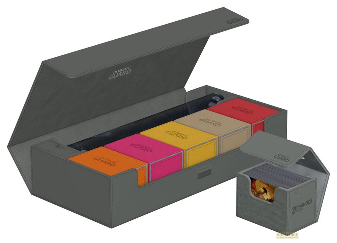 Boîte de rangement grise contenant cinq jeux de cartes colorés et une boîte séparée.