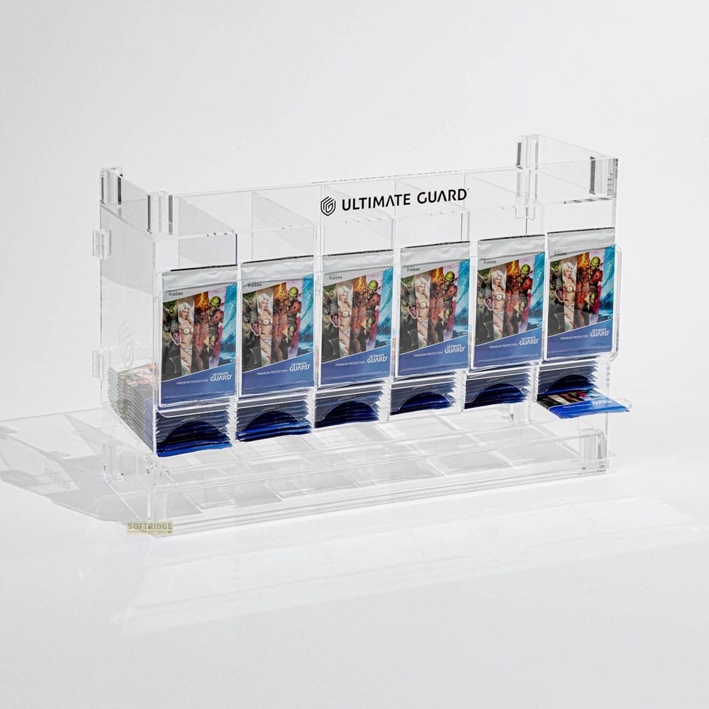 Présentoir en acrylique transparent contenant des paquets de cartes à collectionner Ultimate Guard.