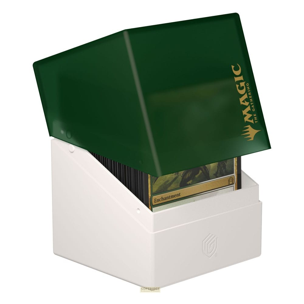 Une boîte de deck blanche avec un couvercle vert ouvert, remplie de cartes à collectionner Magic.