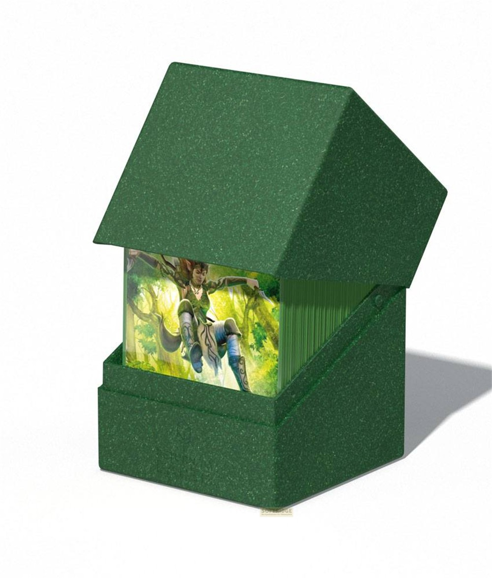 Boîte à cartes verte avec couvercle inclinable révélant un design de forêt fantastique, remplie de cartes.