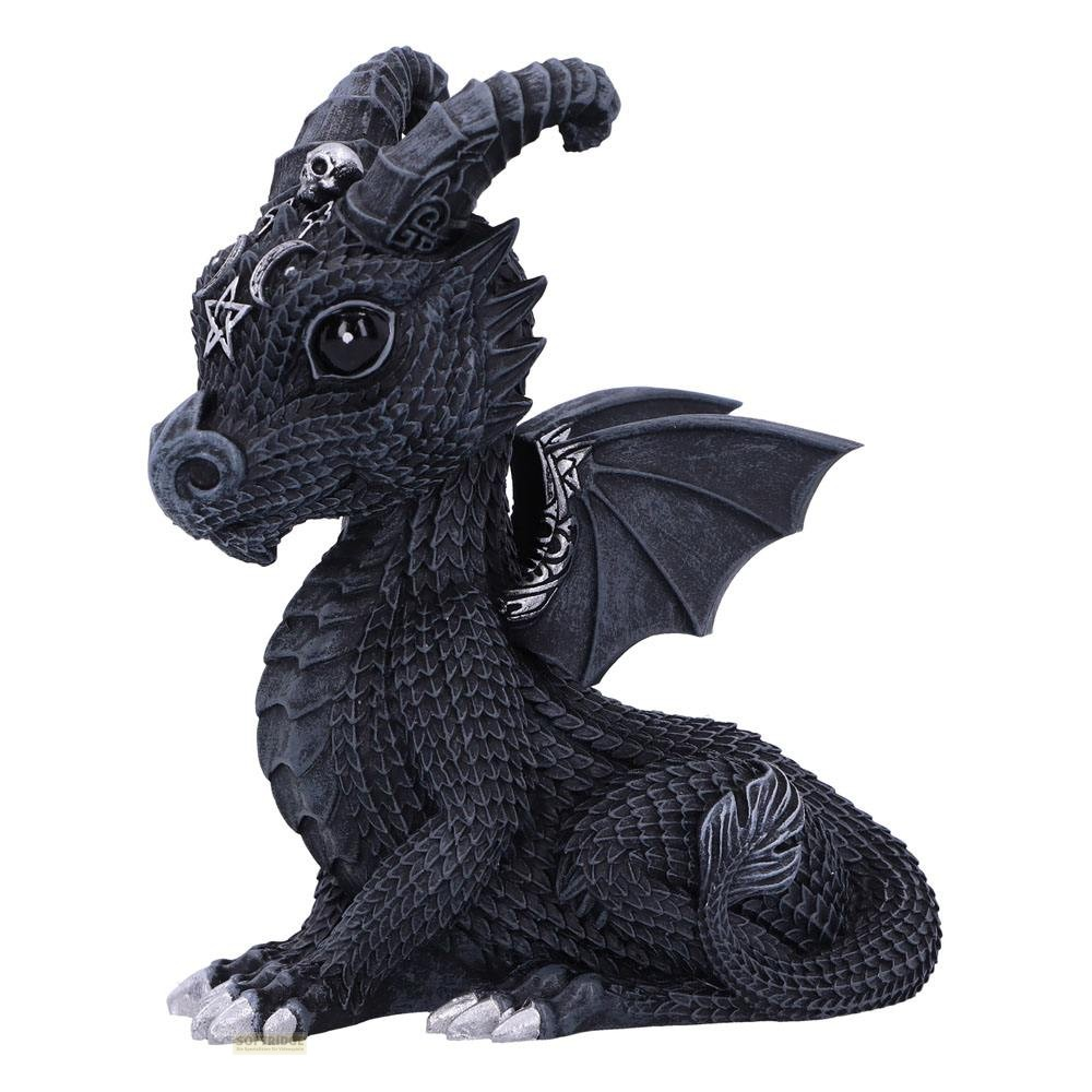 Una figura de dragón bebé oscuro y escamoso con grandes cuernos, garras plateadas y símbolos ocultos.