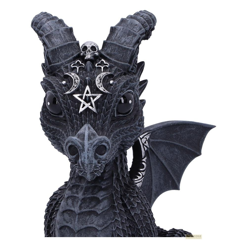 Una figura de dragón gris con cuernos, un pentagrama, lunas menguantes y una pequeña calavera en la cabeza.