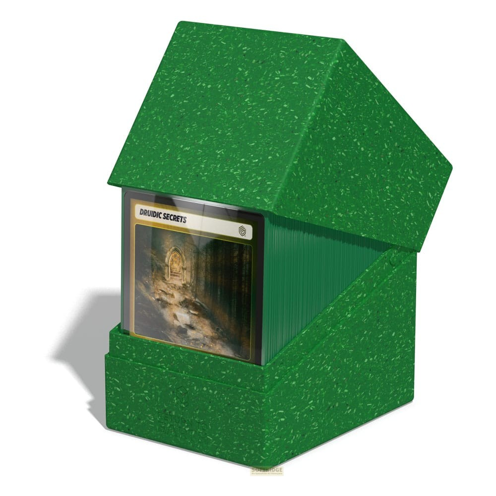 Boîte verte avec couvercle incliné contient un jeu de cartes, la carte avant montrant une scène de forêt mystique.