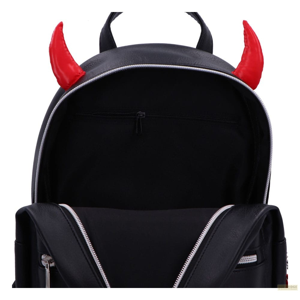 Ein schwarzer Rucksack mit roten Teufelshörnern oben, offenem Hauptfach und Reißverschlüssen.