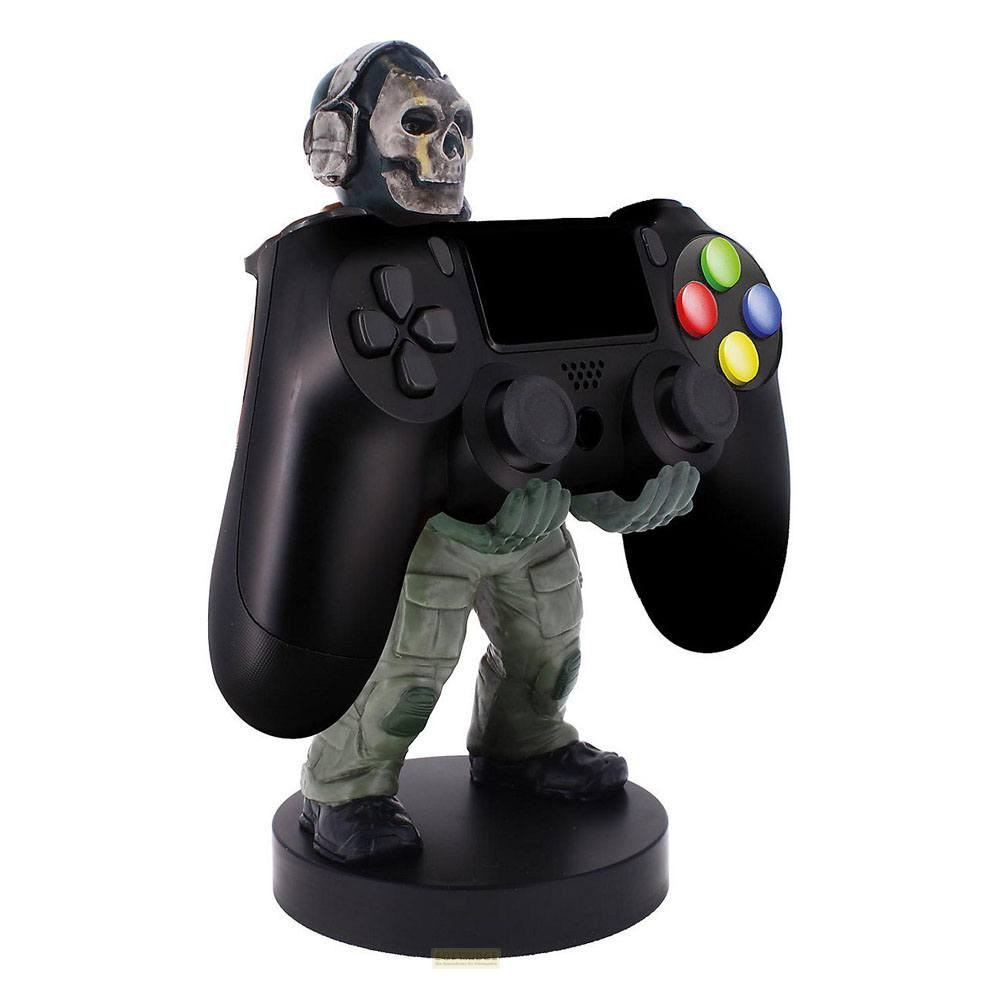 Una statuetta scheletro di Call of Duty che tiene un controller.