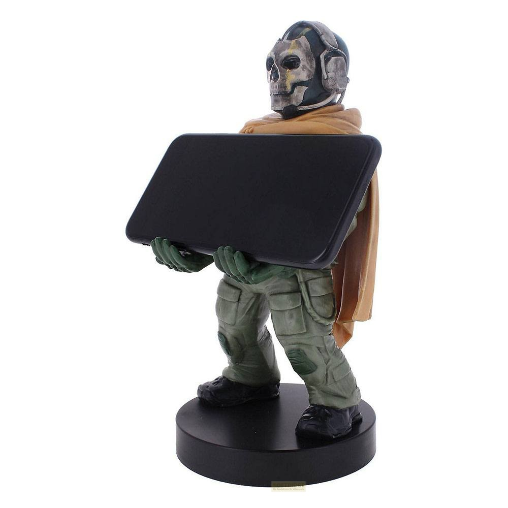 Una statuetta di Call of Duty Ghost regge uno smartphone su una base rotonda nera.