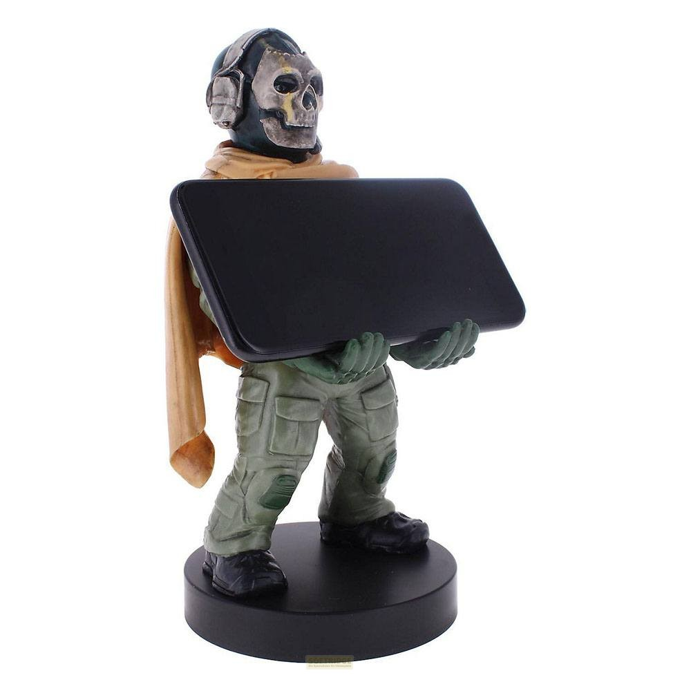 Una statuetta di Call of Duty Ghost regge un supporto nero per smartphone su una base rotonda con sfondo bianco.