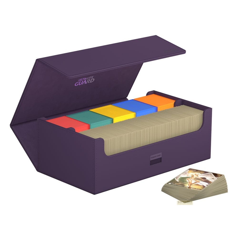 Boîte de deck violette ouverte Ultimate Guard remplie de boîtes colorées et de cartes, avec une pile à côté.
