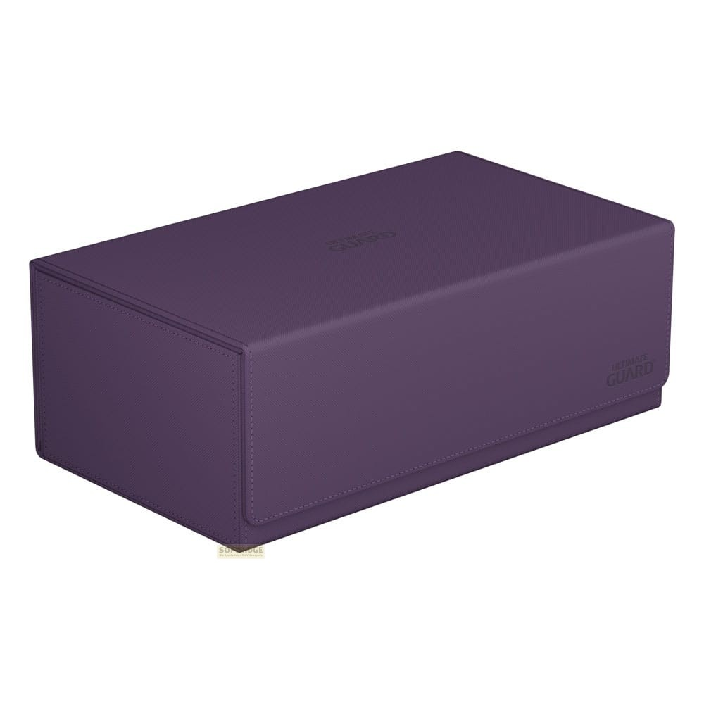 Une boîte de deck Ultimate Guard violette fermée avec une surface texturée sur fond blanc.