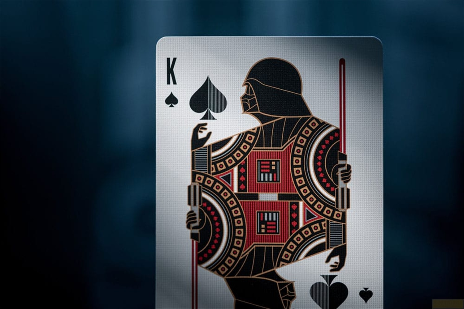 Une carte de roi de pique avec une illustration de Darth Vader aux détails rouges et noirs.