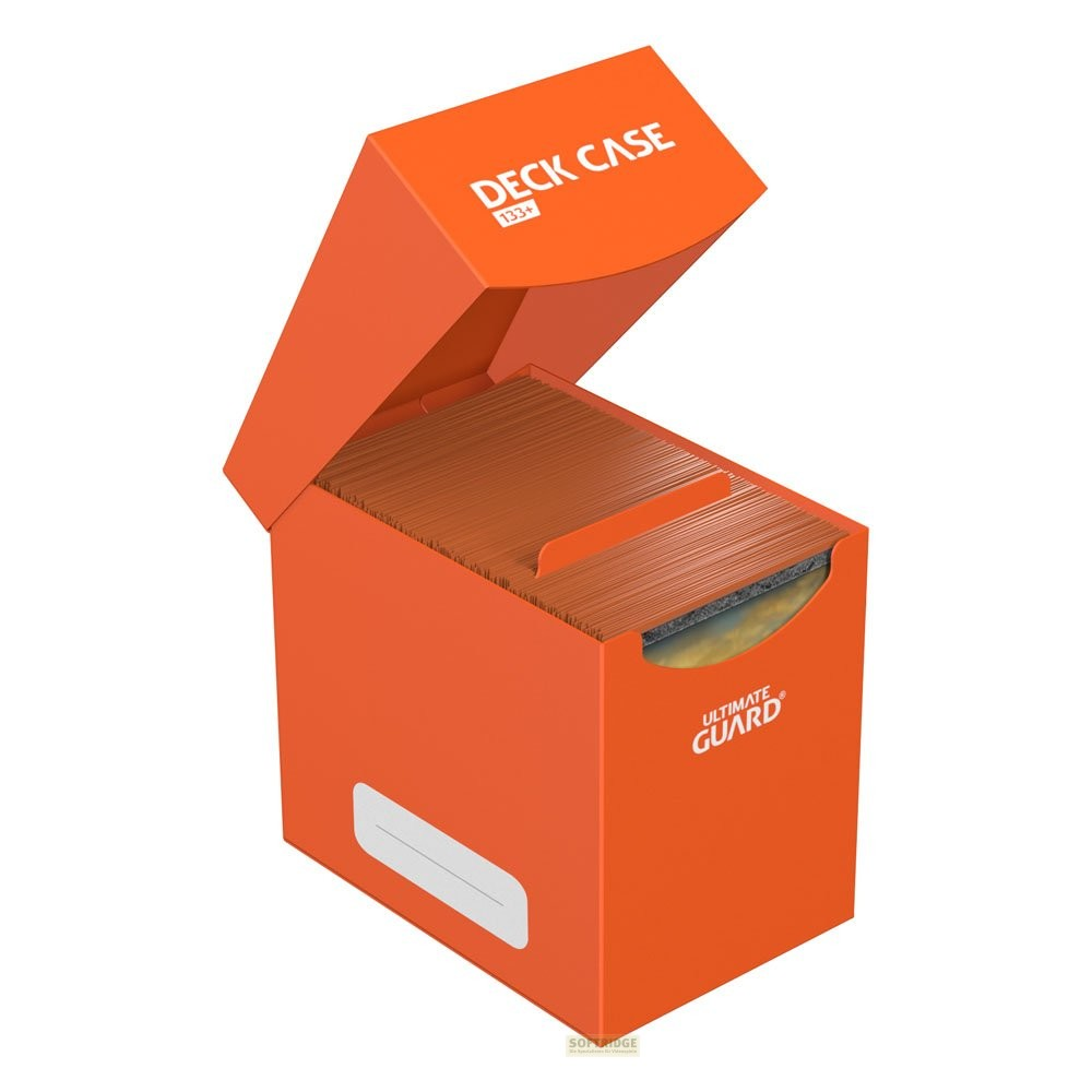 Une boîte de deck orange ouverte avec le logo Ultimate Guard, remplie de cartes et d'un séparateur.