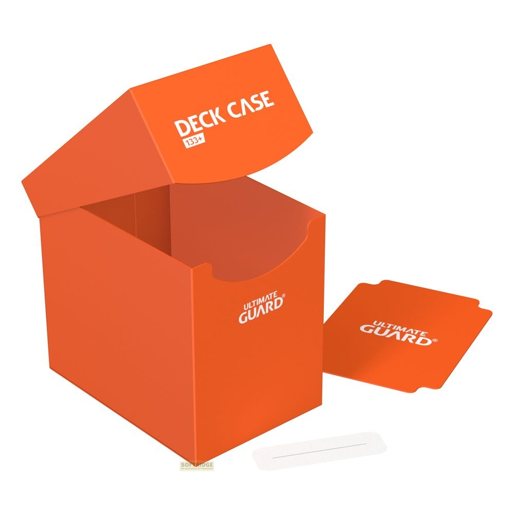 Une boîte de deck Ultimate Guard orange avec un couvercle ouvert, un séparateur et une étiquette.