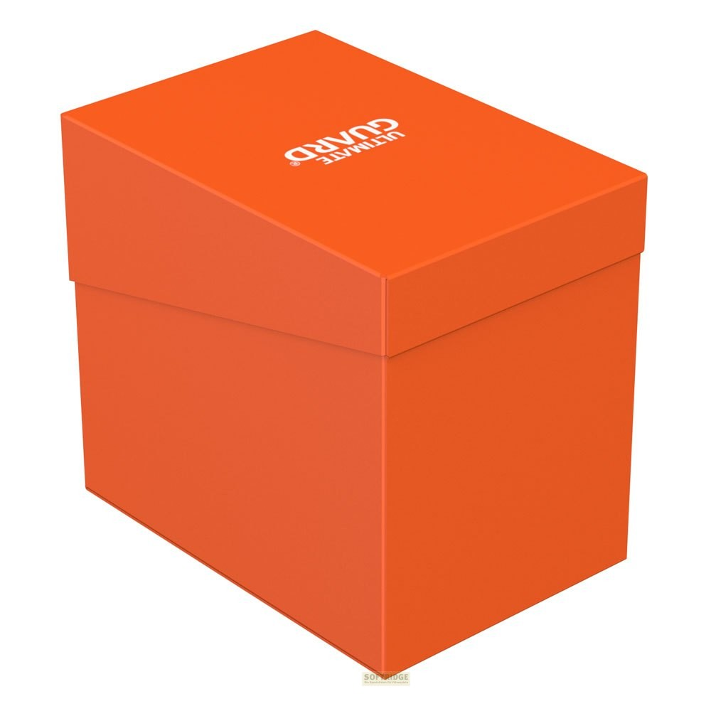 Une boîte de rangement orange vif avec le logo Ultimate Guard blanc sur le couvercle.