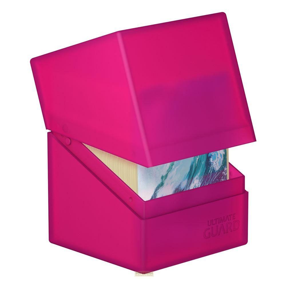 Une boîte de deck Ultimate Guard rose avec le couvercle ouvert, révélant une pile de cartes.