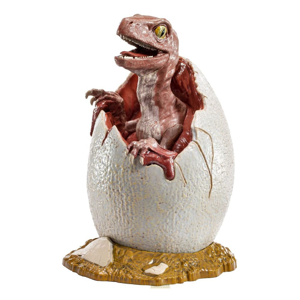 Un dinosaurio marrón sale de un huevo blanco grande sobre una base marrón.