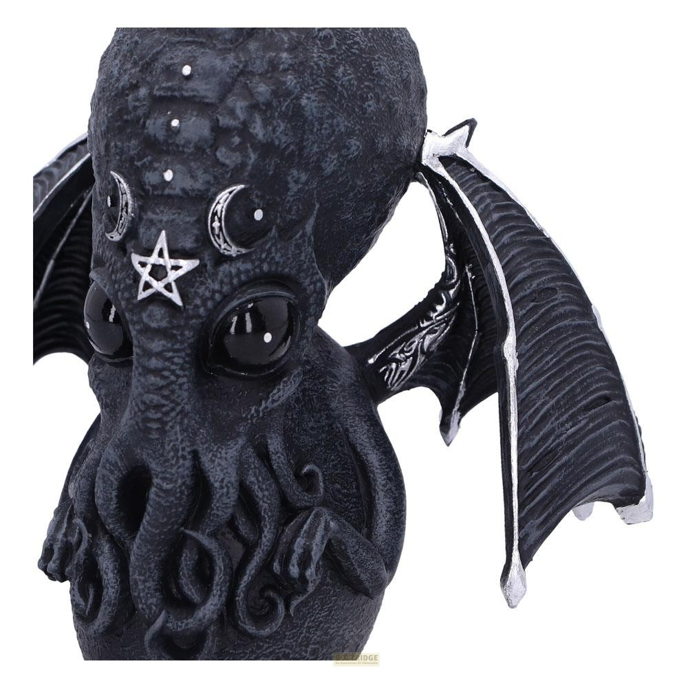 Eine dunkle, texturierte Cthulhu-Figur mit fledermausartigen Flügeln und okkulten Symbolen auf dem Kopf vor weißem Hintergrund.