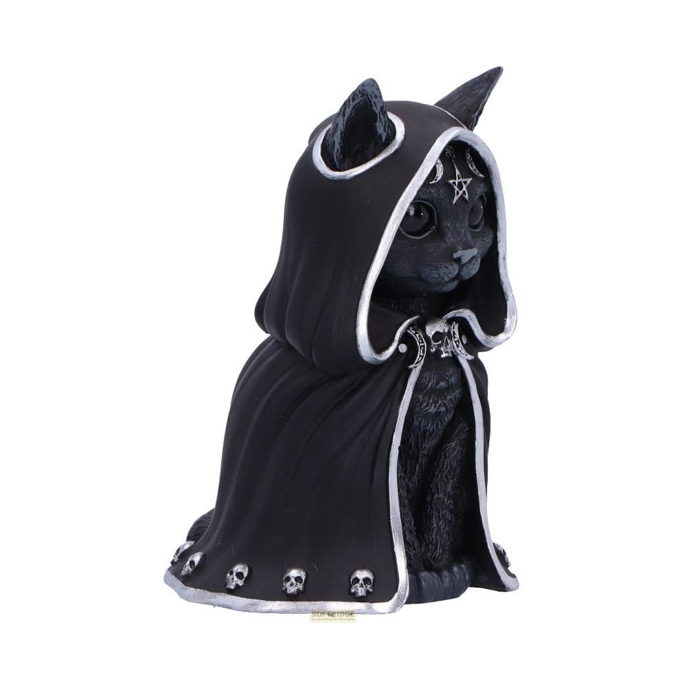 Una figura de gato negro con capucha, pentagrama en la frente y calaveras en el dobladillo sobre fondo blanco.