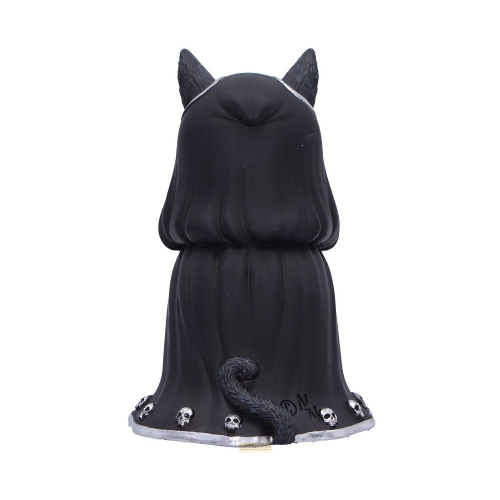 Vista trasera de una figura de gato negro con capa y calaveras en el dobladillo sobre fondo blanco.