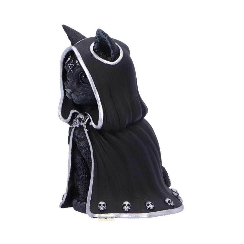 Figurita de gato negro con capa con capucha, pentagrama y pequeñas calaveras plateadas en el dobladillo sobre fondo blanco.