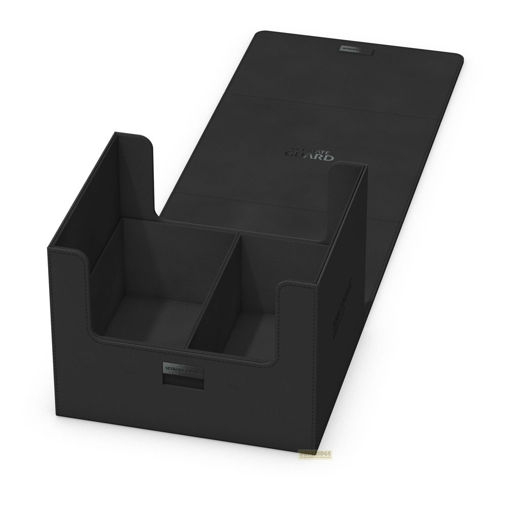 Une boîte de jeu de cartes noire ouverte avec deux compartiments et un couvercle ouvert sur fond blanc.