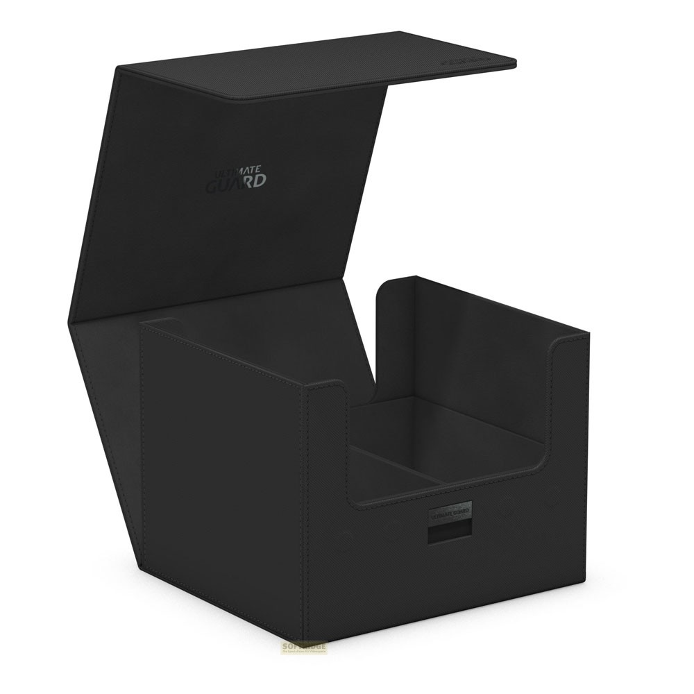 Une boîte de cartes noire ouverte avec un couvercle à charnière et le logo Ultimate Guard sur fond blanc.