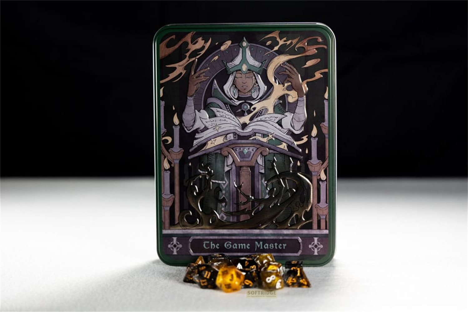 Une boîte en métal intitulée The Game Master montre un sorcier lisant un livre lumineux.
