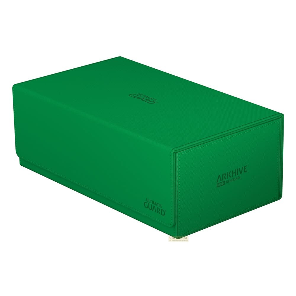 Une boîte à cartes verte fermée Ultimate Guard Arkhive 800+ Xenoskin sur fond blanc.