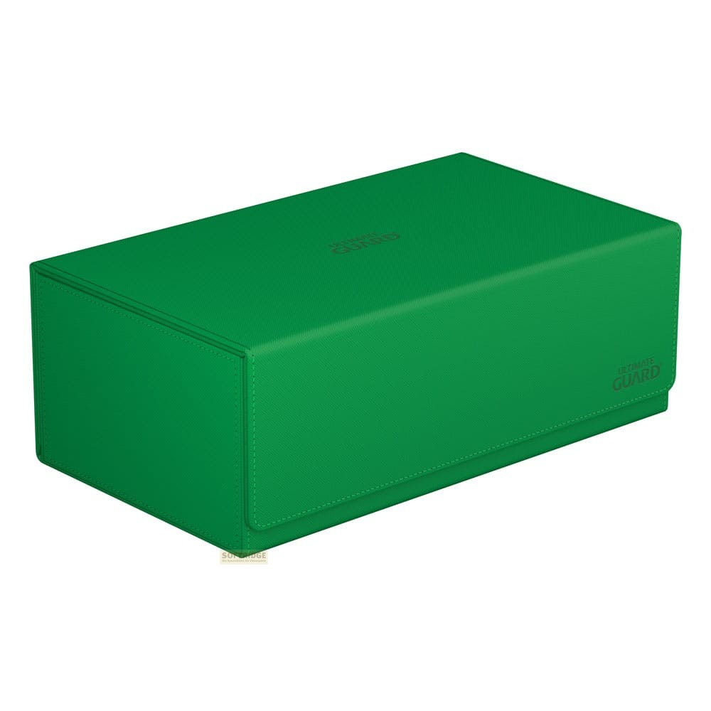 Une boîte de deck en cuir vert fermée avec la marque Ultimate Guard sur fond blanc.