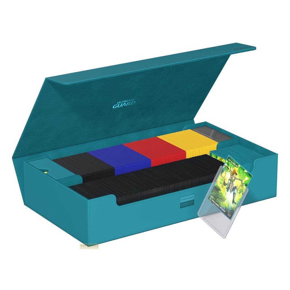 Eine offene türkise Kartenbox mit bunten Kartendecks darin und einer einzelnen Karte in einer Hülle vorne.
