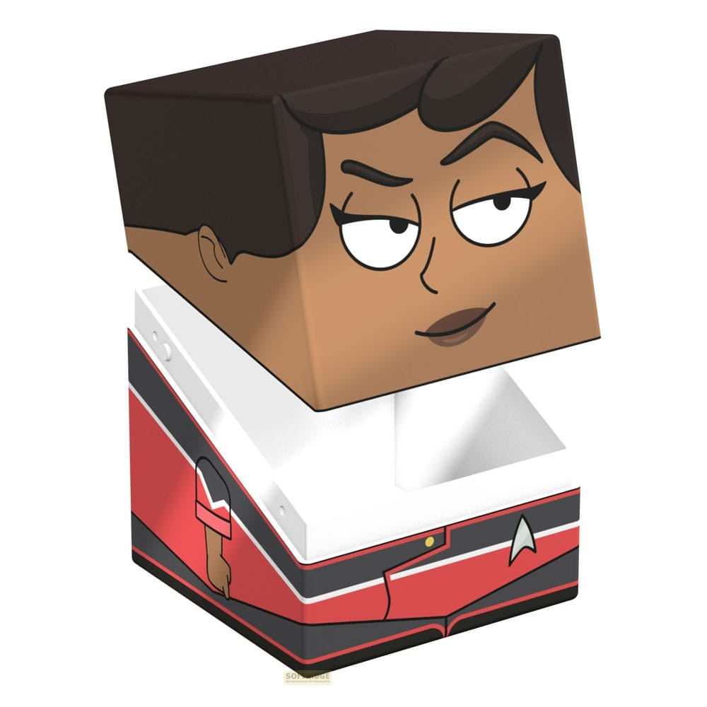 Une figurine en papier cubique d'une femme en uniforme rouge de Starfleet avec des cheveux bruns et un air amusé.