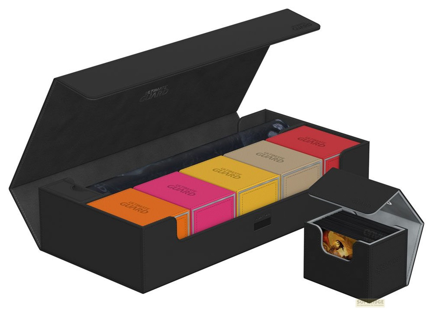 Un étui de jeu Ultimate Guard noir avec le couvercle ouvert, rempli de cinq petites boîtes colorées.