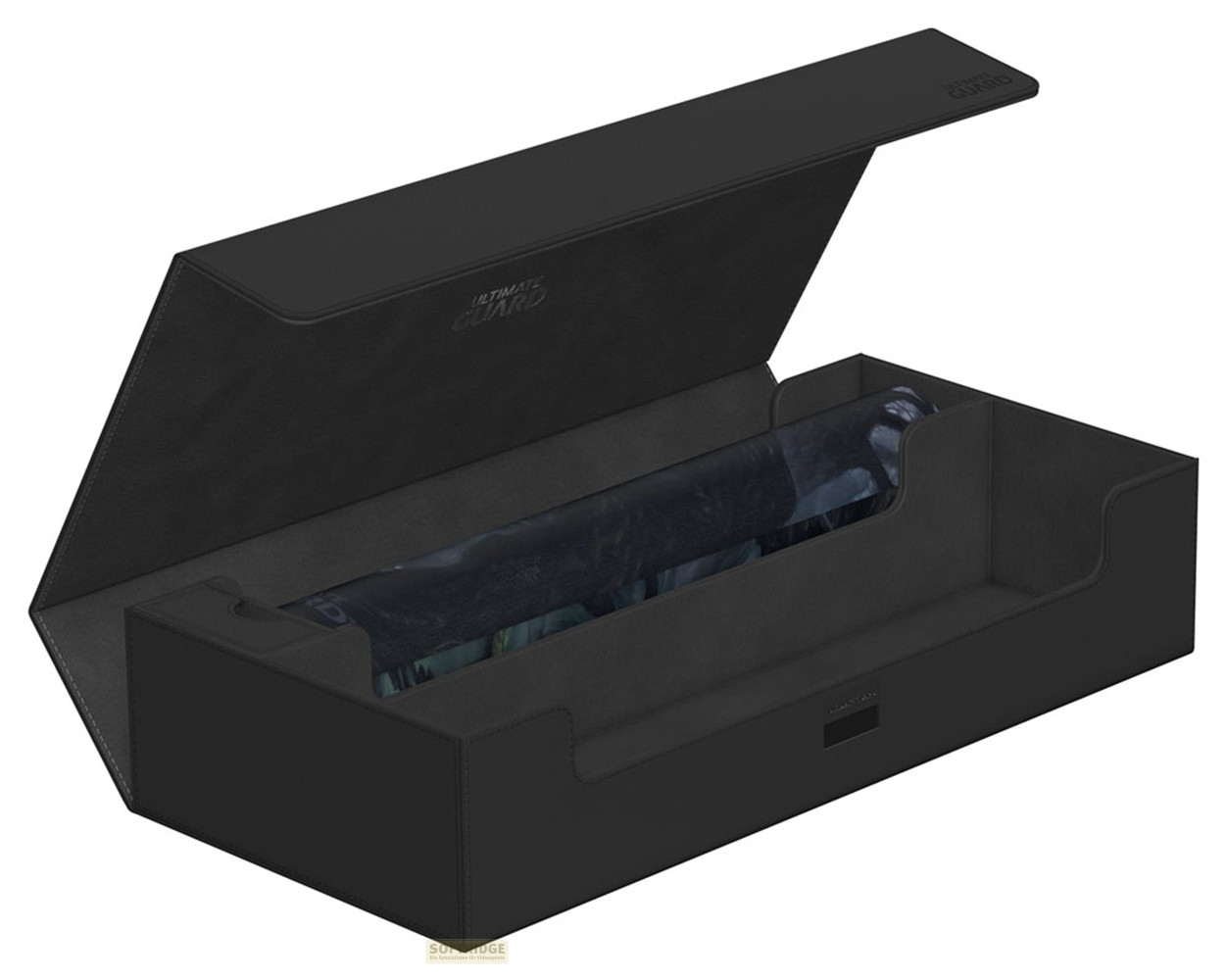 Une boîte à cartes ouverte en similicuir noir avec un tapis de jeu enroulé à l'intérieur.