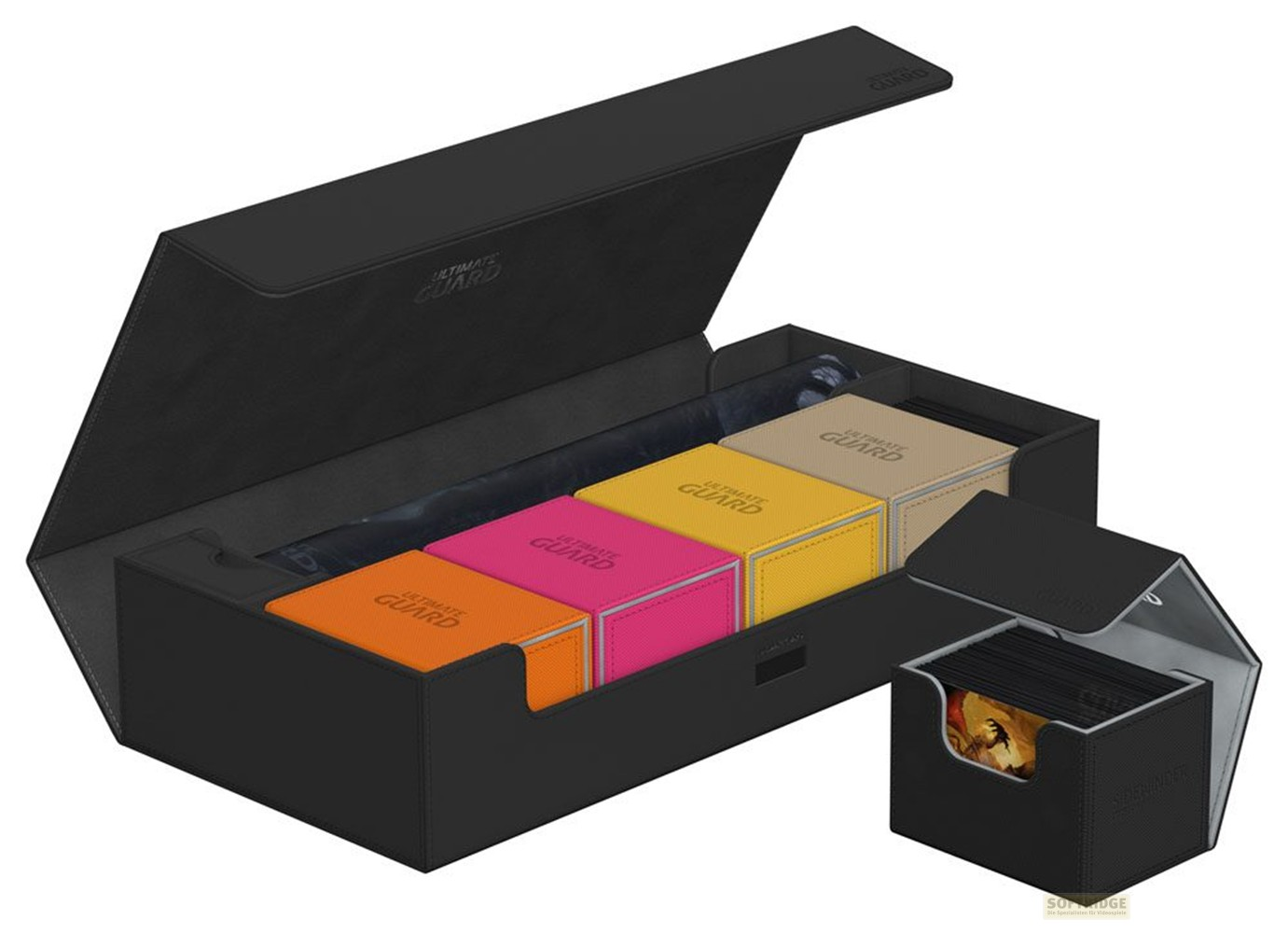 Une boîte de jeu noire avec un couvercle ouvert, quatre boîtes de deck colorées et une boîte de cartes séparée.