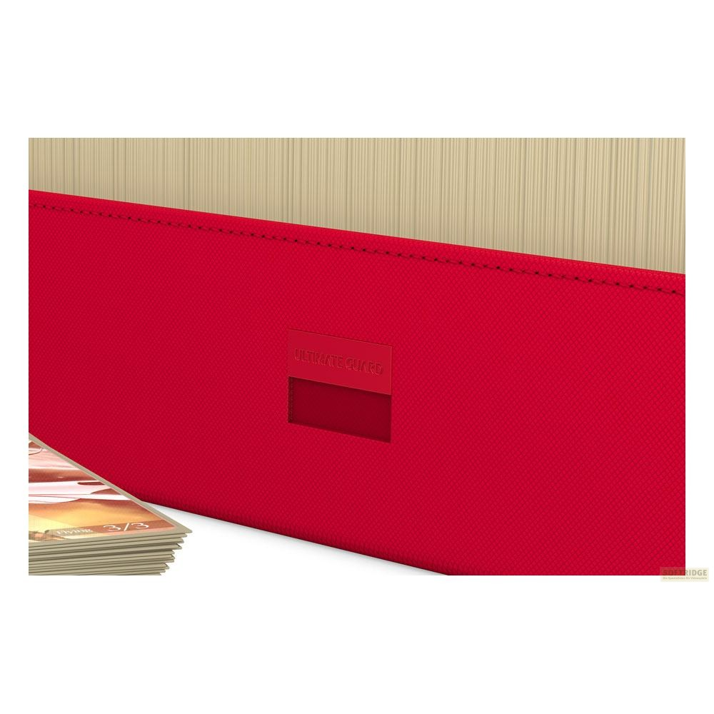 Boîte à cartes Ultimate Guard rouge avec fond rayé et pile de cartes.