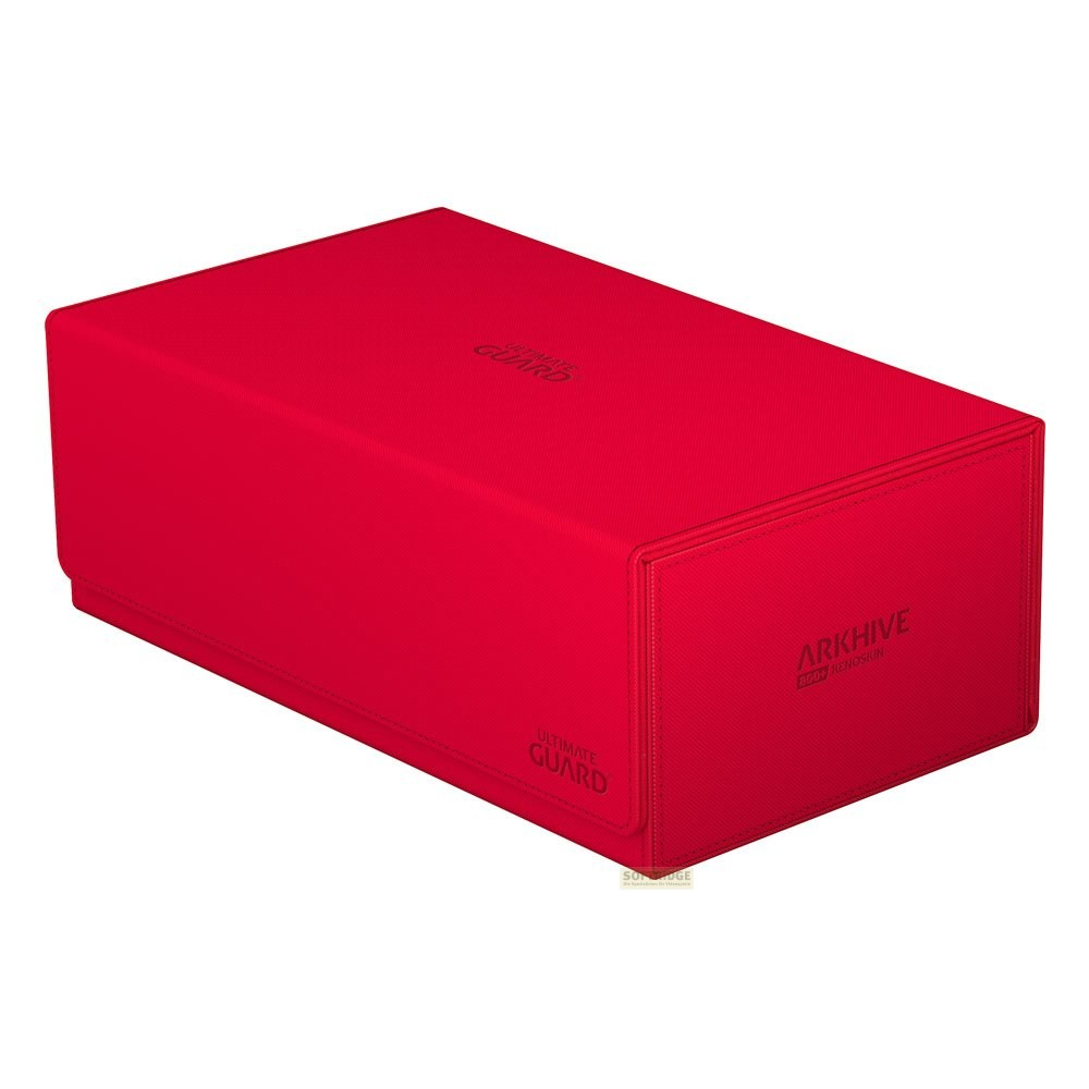 Une boîte rouge Ultimate Guard Arkhive 800+ XenoSkin sur un fond blanc.