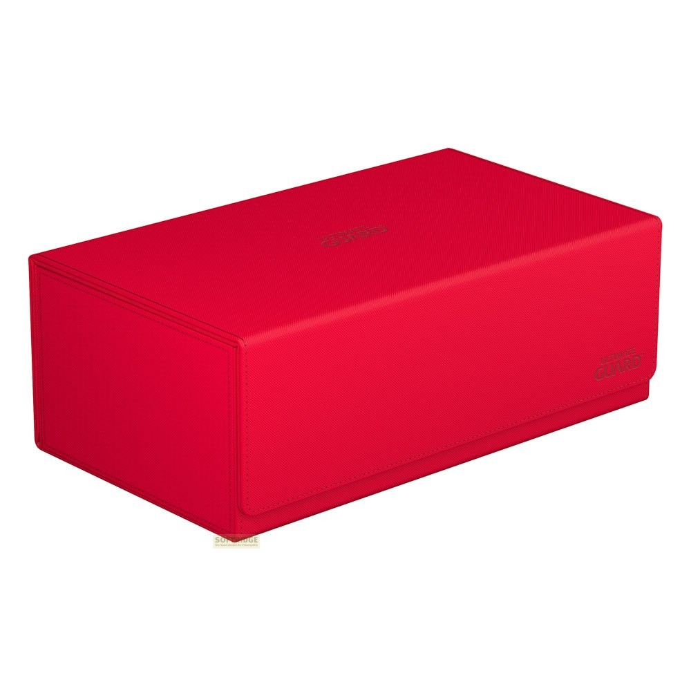 Une boîte de deck rouge fermée avec surface texturée et logo en relief sur fond blanc.