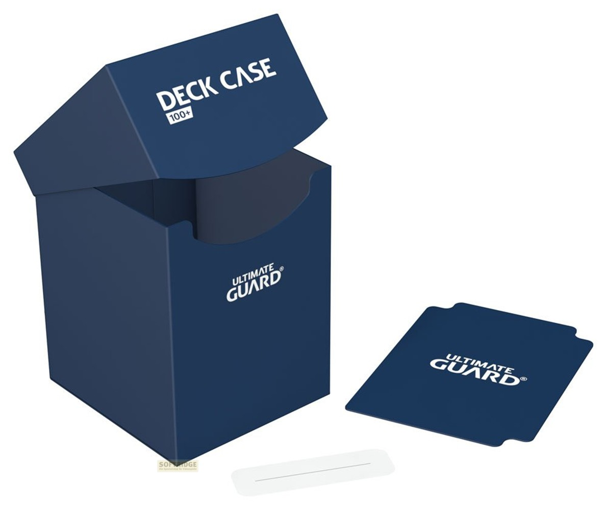 Un étui de jeu bleu Ultimate Guard Deck Case 100+ avec couvercle ouvert, une carte de nom et une petite étiquette.