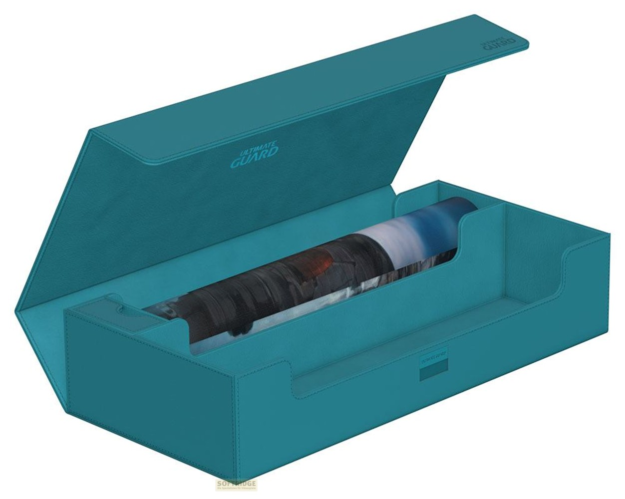 Boîte Ultimate Guard turquoise avec couvercle ouvert et tapis de jeu roulé à l'intérieur.