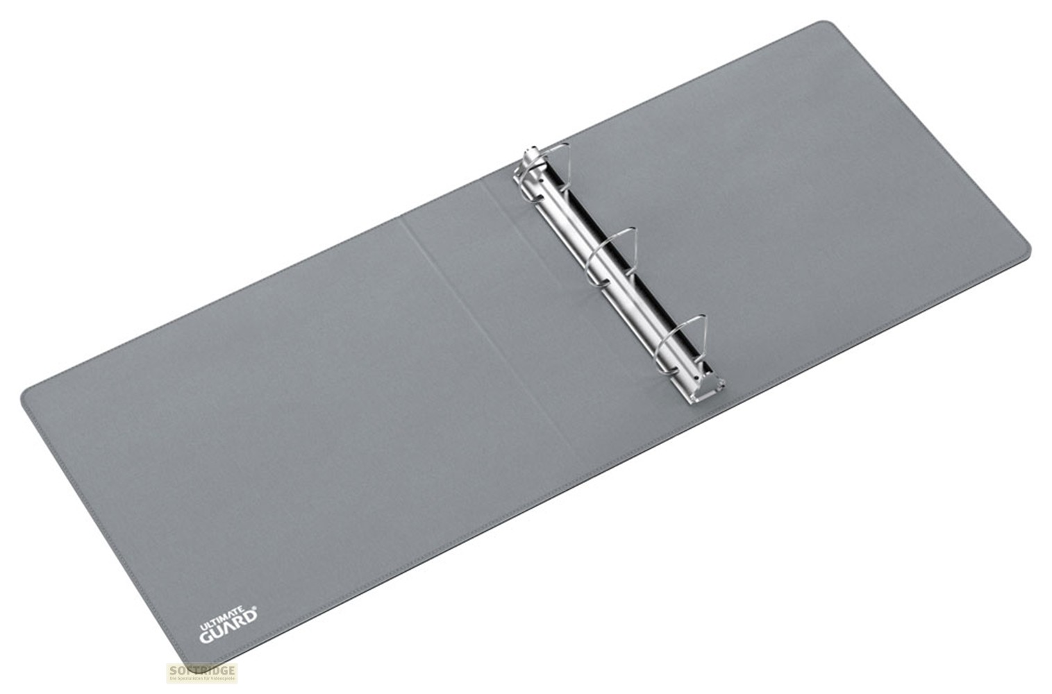 Un classeur gris Ultimate Guard à anneaux métalliques est posé à plat sur un fond blanc.