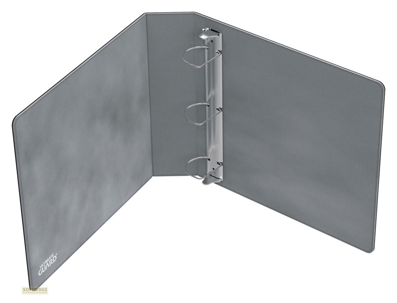 Un classeur à anneaux gris ouvert avec des anneaux en métal et le logo Ultimate Guard sur la couverture.
