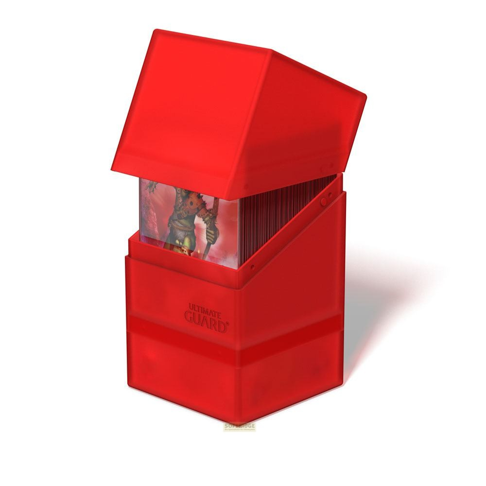 Boîte de deck Ultimate Guard rouge translucide remplie de cartes à collectionner sur fond blanc.