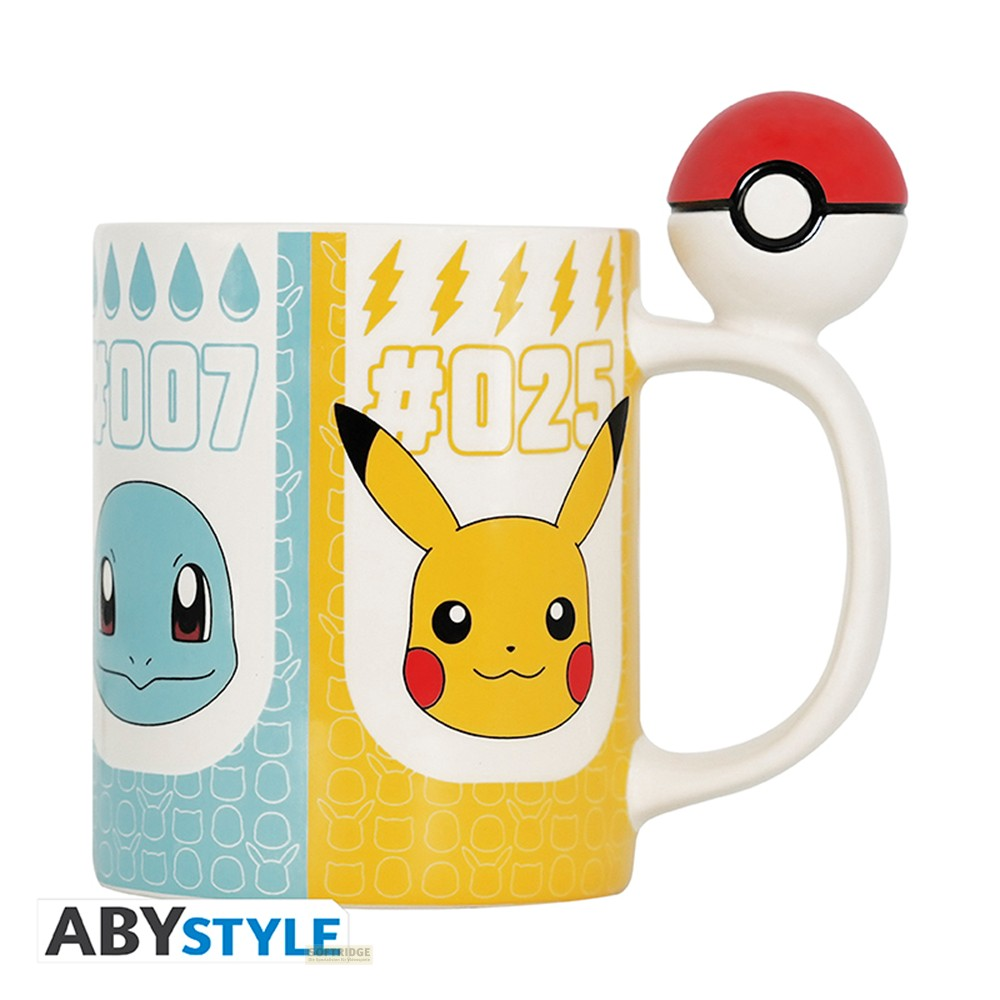 Taza de Pokémon con Pikachu y Squirtle, rayos amarillos y gotas de agua azules, asa de Poké Ball.