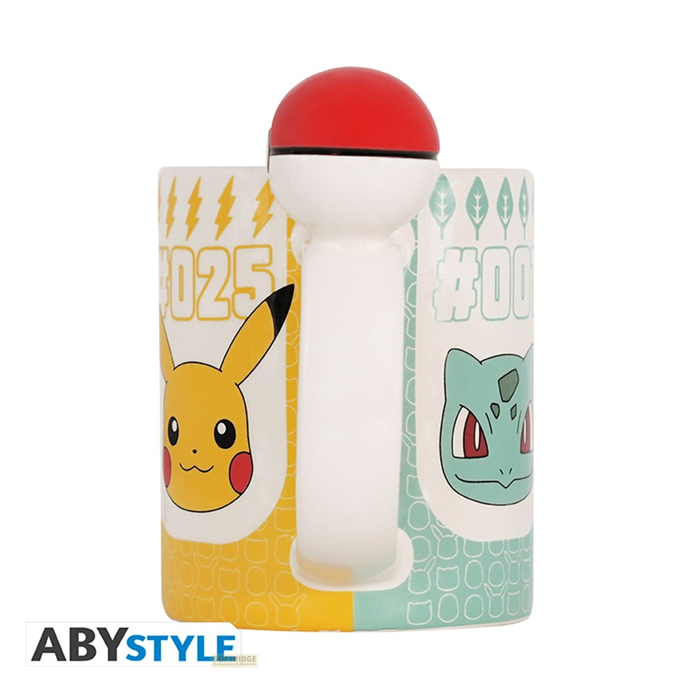 Taza temática de Pokémon con asa de Poké Ball, con ilustraciones de Pikachu y Bulbasaur.