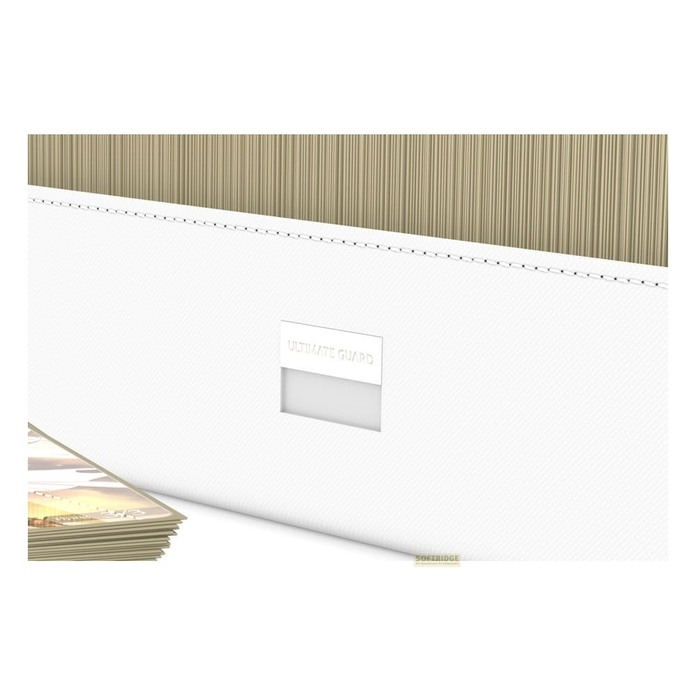 Une boîte blanche Ultimate Guard avec un tas de cartes et des rayures texturées.