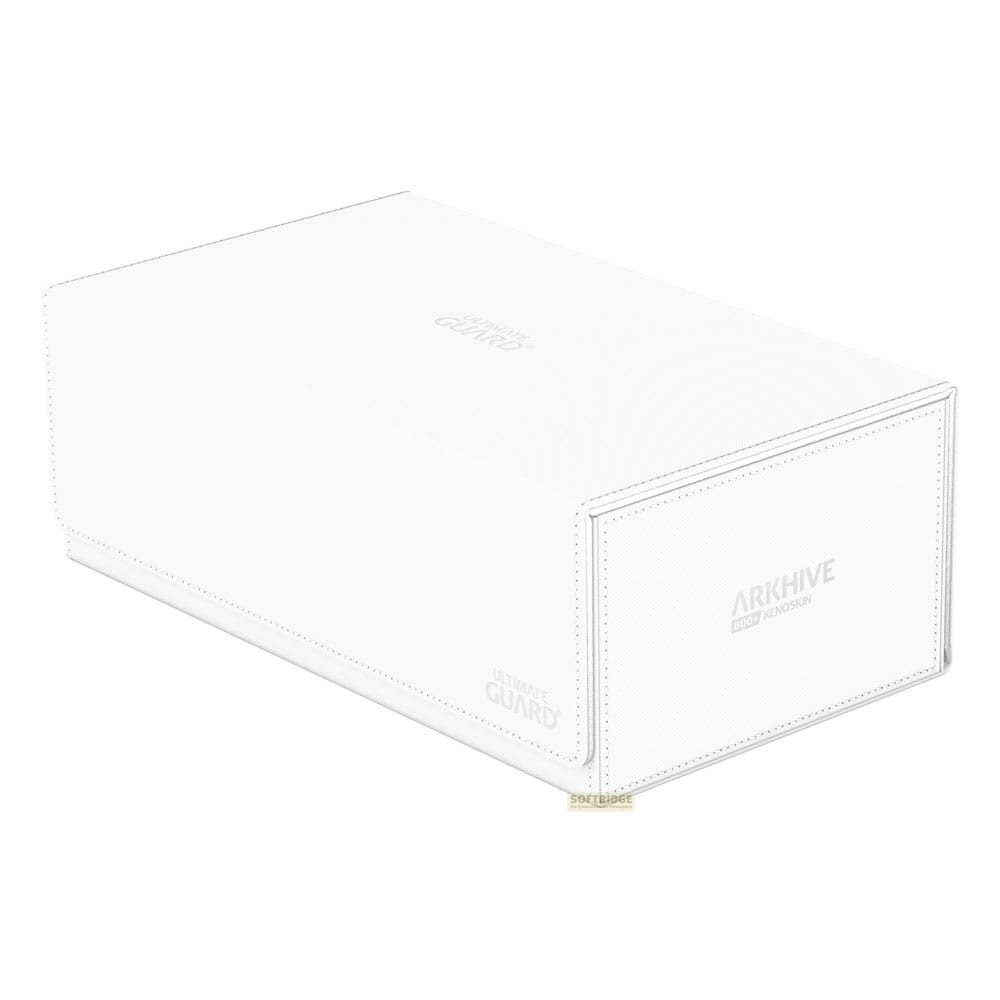 Une boîte de rangement blanche Ultimate Guard Arkhive Xenoskin sur fond clair.