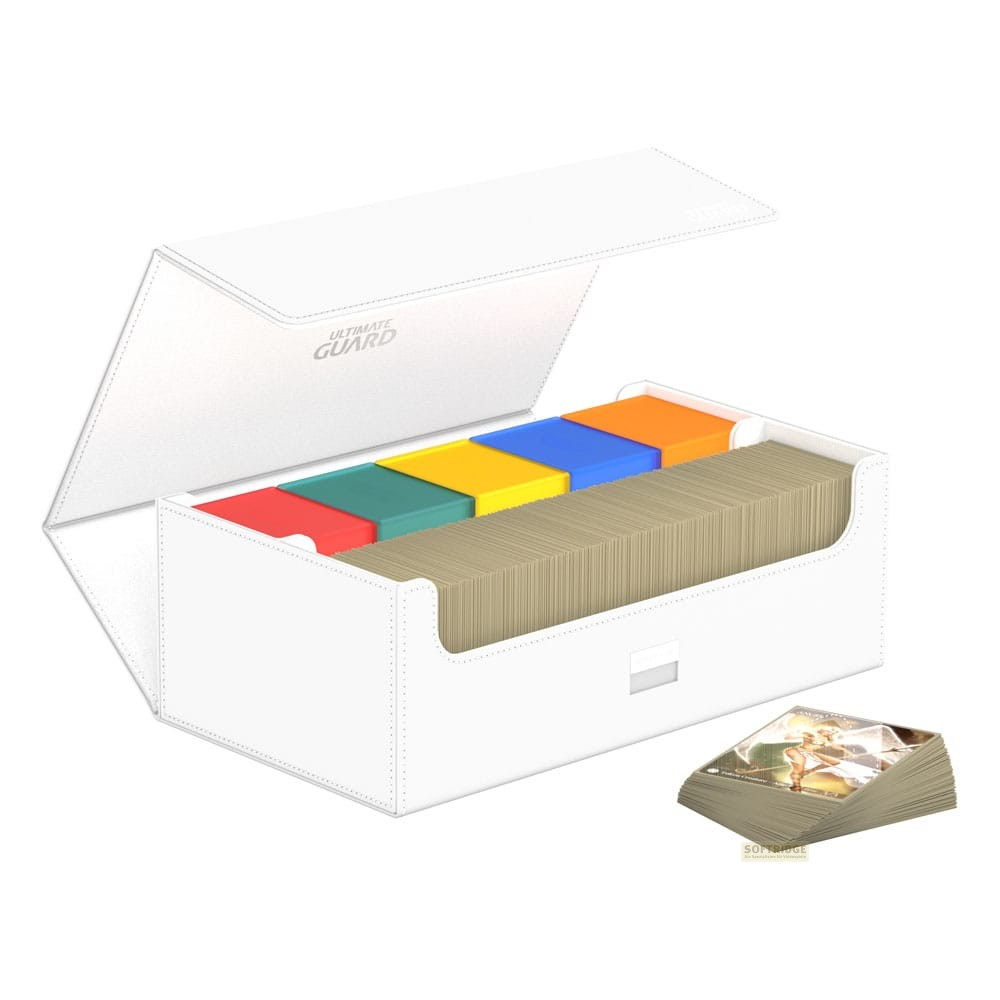 Une boîte blanche Ultimate Guard avec des jeux de cartes colorés et une pile séparée.